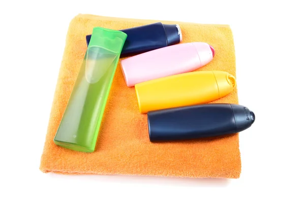 Handduk och flaskor med schampo — Stockfoto