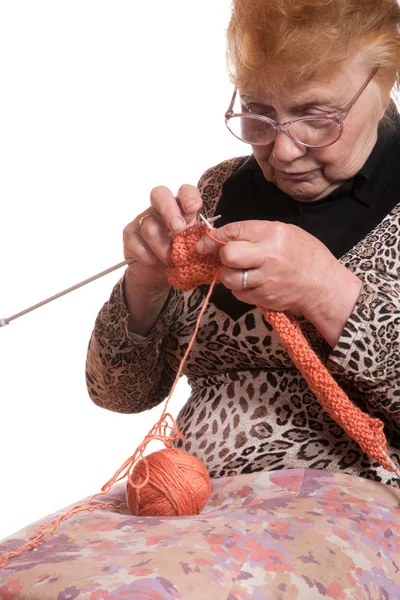 Η ηλικιωμένη γυναίκα ασχολείται με πλέξιμο — Φωτογραφία Αρχείου