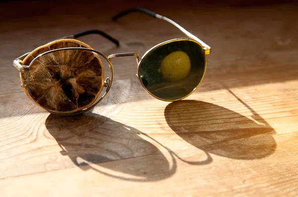 Gamla glasögon med en torr citron — Stockfoto