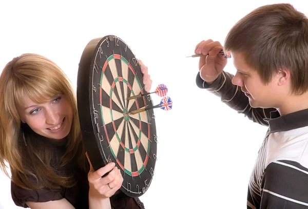 Den unga mannen och flickan spela en dart — Stockfoto