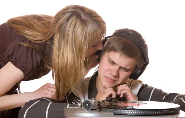 Het meisje spreekt jonge man luisteren muziek — Stockfoto