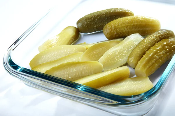 Snitt och hela pickles — Stockfoto