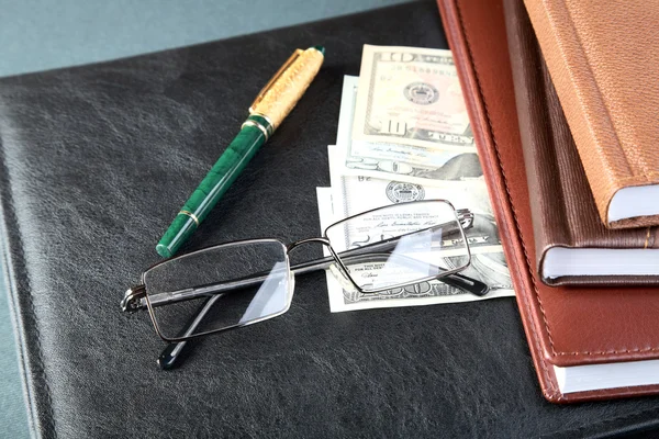 Ordner mit Stift und Geld — Stockfoto