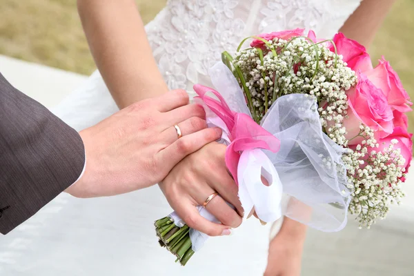 มือและแหวนด้วยช่อดอกไม้แต่งงาน — ภาพถ่ายสต็อก