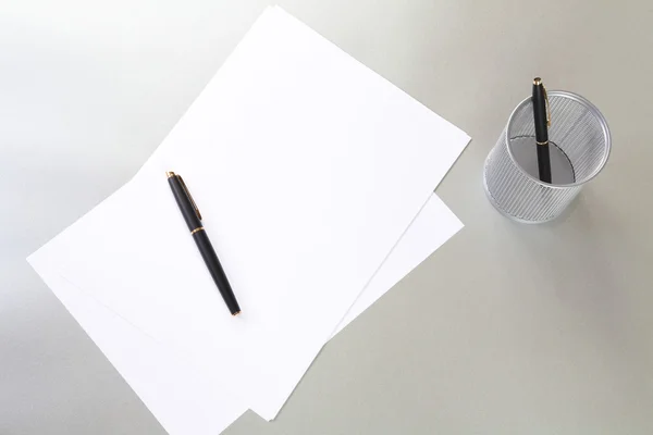 Długopis arkusz papieru akcesoria biurowe — Zdjęcie stockowe