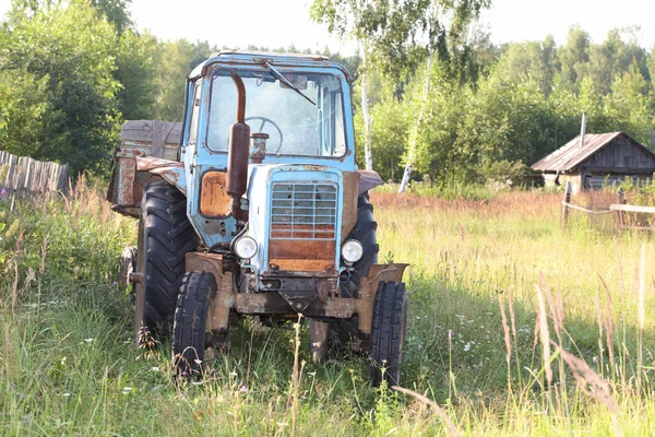 Oude tractor met wielen met de aanhangwagen — Stockfoto