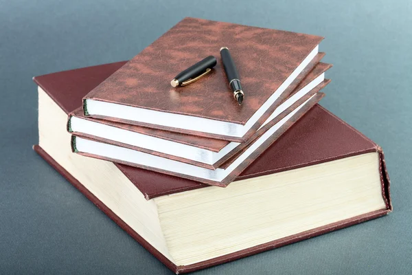 Gruba książka Tom notebooki i pióra — Zdjęcie stockowe