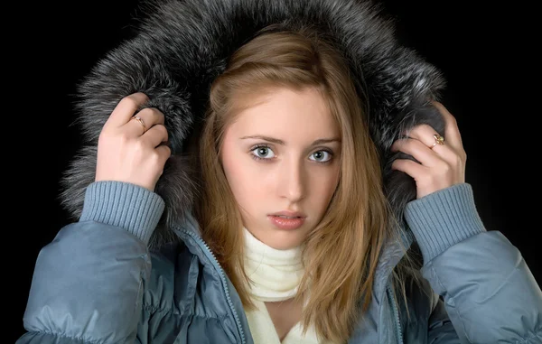 Девушка в теплой куртке с капюшоном — стоковое фото