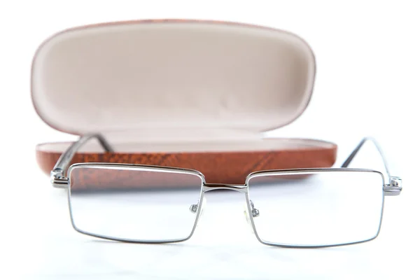 Óculos em um caso isolado — Fotografia de Stock