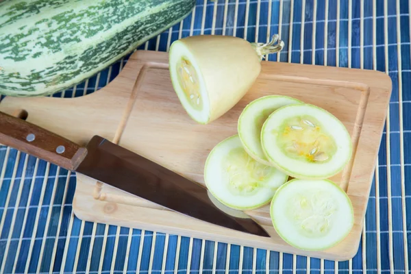 O tutano vegetal de redução em tábua de corte — Fotografia de Stock