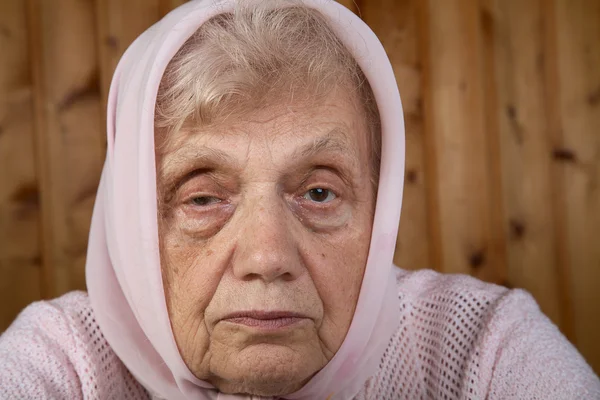 Portret van de oude vrouw in een bandana — Stockfoto