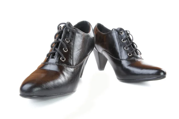 Coppia di scarpe nere femminili isolate — Foto Stock