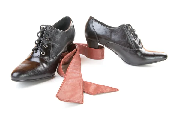 Paar zwarte vrouwelijke schoenen en lederen riem geïsoleerd — Stockfoto