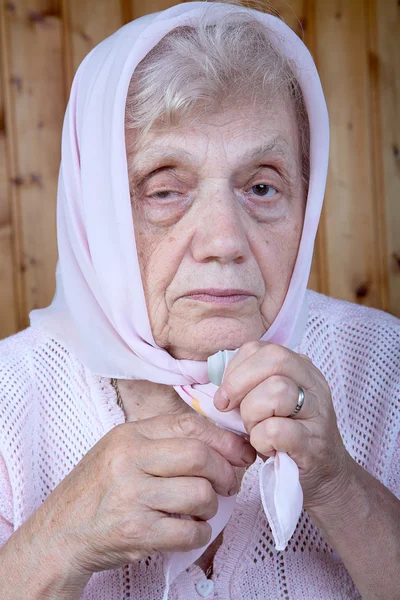 ハンカチの老婦人の肖像 — ストック写真