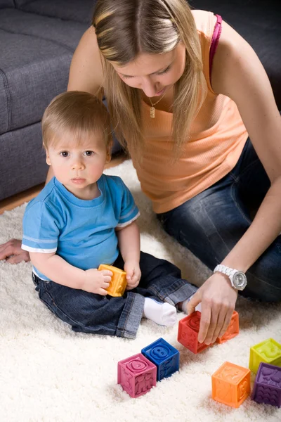 男の赤ちゃんと遊ぶ若い母 — ストック写真
