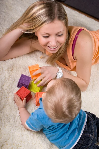 Νεαρή μητέρα, παίζει με τον ΒΡΕΦΙΚΑ ΑΓΟΡΙ — Φωτογραφία Αρχείου