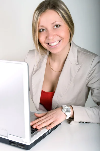 Kobieta młody biznes na laptopa — Zdjęcie stockowe