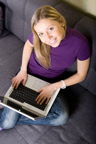 Kvinna som arbetar på bärbar dator — Stockfoto