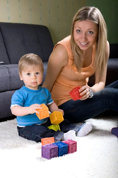 Giovane madre che gioca con il bambino — Foto Stock