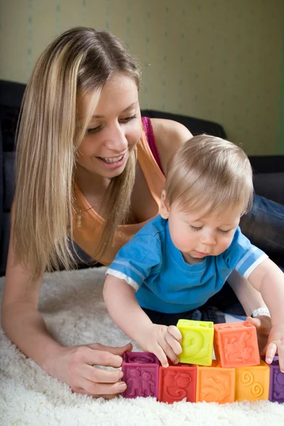 Jonge moeder spelen met babyjongen — Stockfoto