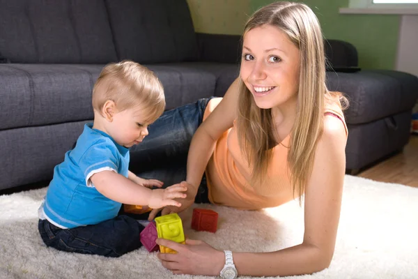 Jonge moeder spelen met babyjongen — Stockfoto