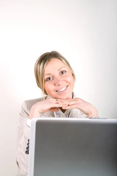 Ung affärskvinna på en bärbar dator — Stockfoto
