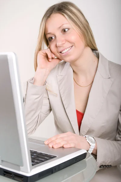 Junge Geschäftsfrau auf einem Laptop — Stockfoto