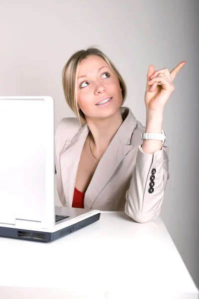 Jovem mulher de negócios em um laptop — Fotografia de Stock