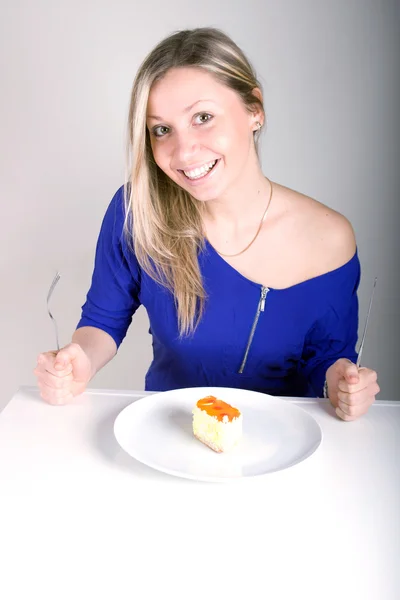 Fiatal boldog nő, torta — Stock Fotó