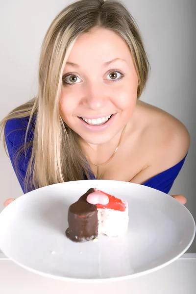 蛋糕年轻的幸福女人 — 图库照片