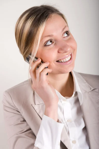 Mujer de negocios hablando por teléfono celular —  Fotos de Stock