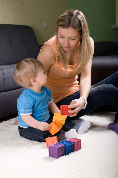 Młoda matka gra z chłopca — Zdjęcie stockowe