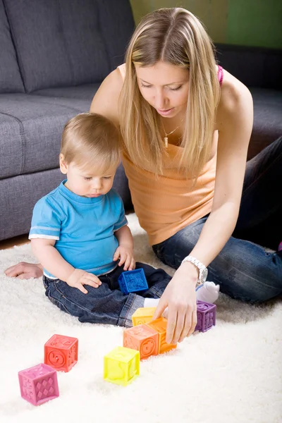 Jovem mãe brincando com menino — Fotografia de Stock