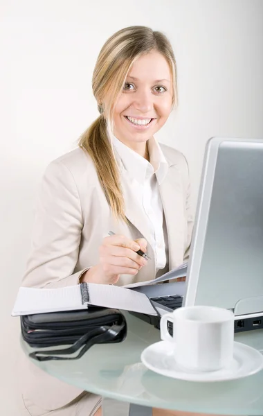 Jeune femme d'affaires sur un ordinateur portable — Photo