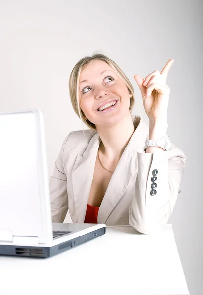 Giovane donna d'affari su un computer portatile — Foto Stock