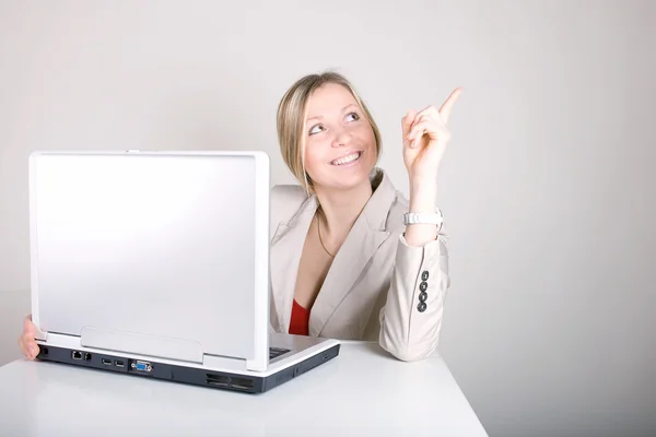 Joven mujer de negocios en un ordenador portátil — Foto de Stock