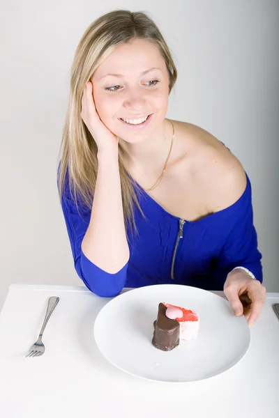 Joven mujer feliz con pastel — Foto de Stock