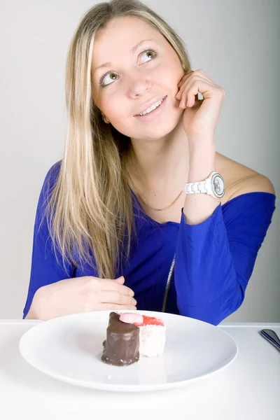 Νεαρή γυναίκα ευτυχισμένη με κέικ — Φωτογραφία Αρχείου