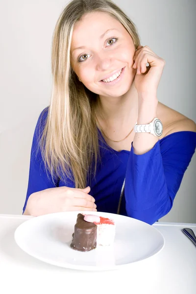 Νεαρή γυναίκα ευτυχισμένη με κέικ — Φωτογραφία Αρχείου