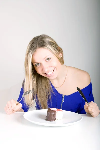 Młoda kobieta szczęśliwa z ciasta — Zdjęcie stockowe