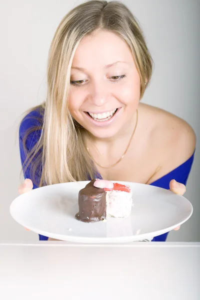 Jonge gelukkig vrouw met cake — Stockfoto