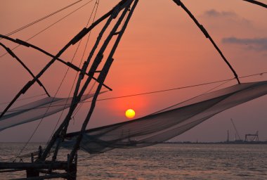 günbatımı üzerinde Çince file çorap. Kochi, kerala, Hindistan