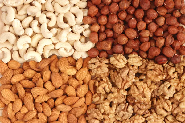 Verschillende noten (zalmen, cashewnoten, walnoten en vezels) close-up — Stockfoto