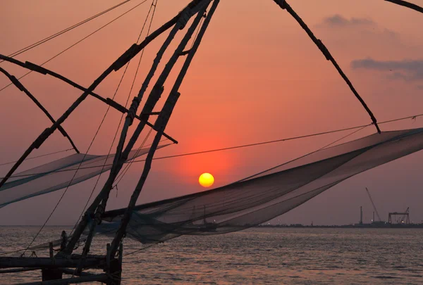 Chinese fishnets op zonsondergang. Kochi, kerala, india — Stockfoto