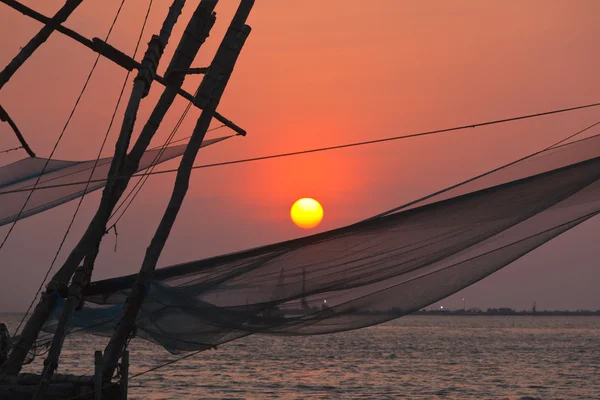 Reti a rete cinesi al tramonto. Kochi, Kerala, India — Foto Stock