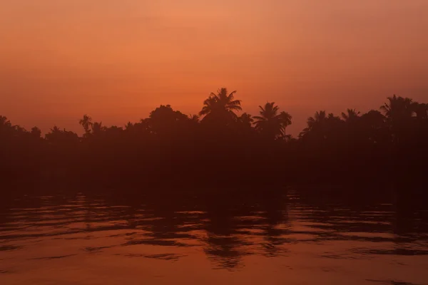 Zonsopgang op de backwaters van kerala. — Stockfoto