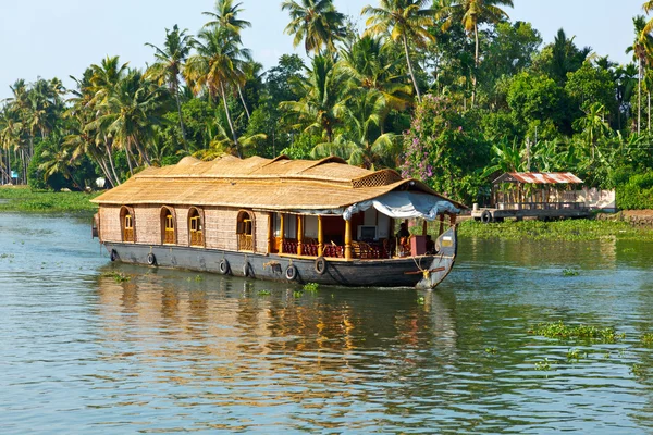 Casa flotante en Kerala remansos, India —  Fotos de Stock