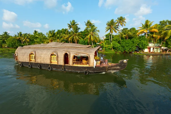 Casa flotante en Kerala remansos, India — Foto de Stock