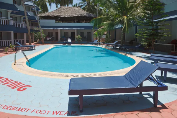 Una bella grande piscina in un resort locale — Foto Stock