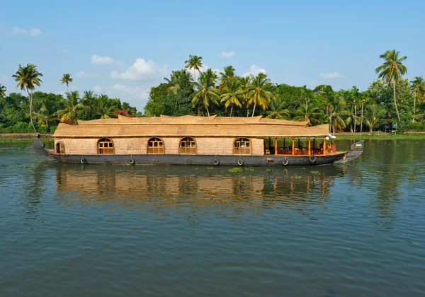 Плавучий будинок на заводах Керала, Індія — стокове фото
